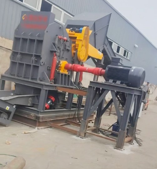 路友 110 型廢鋁破碎機已完成安裝，目前正進行人工投料試機。